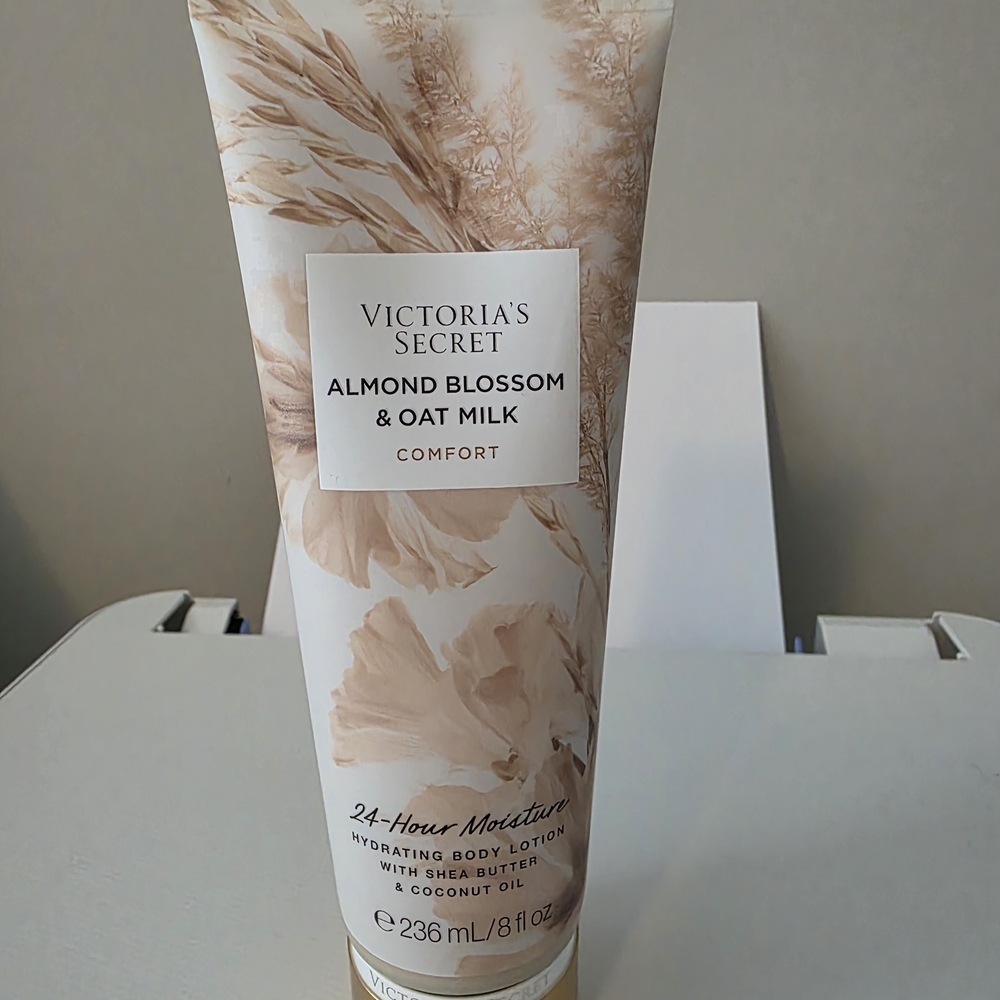 Victoria's Secret Comfort Lotion - Cream and Gold